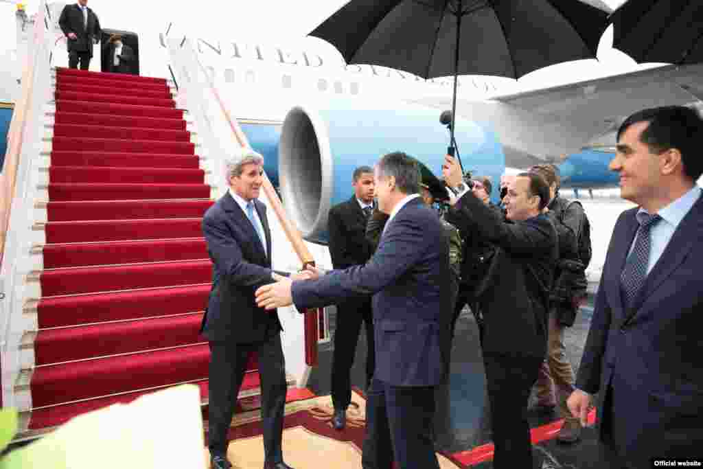 Тожикистонда Жон Керрини аэропортда мамлакат Ташқи ишлар вазирлиги вакиллари кутиб олди. Кейинроқ у президент Эмомали Раҳмон билан музокаралар ўтказди (у ҳозиргача мамлакатни бошқариб келмоқда).“Биз иккиламиз ҳам Афғонистон ва чегарадаги хавфсизлик масалалари, шунингдек, наркотрафик ва терроризмга қарши кураш масалаларидан жиддий хавотирдамиз,” — деган давлат котиби Душанбедаги баёнотида.