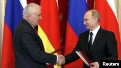 Леонид Тибилов и Владимир Путин, 2015 год