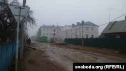 Завулак Катоўскага. На заднім пляне рамантуецца будынак раённай міліцыі