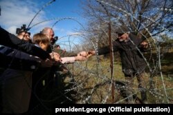 Грузинський президент відвідує село на лінії розмежування Грузії та Південної Осетії