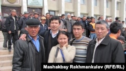 Журналисты, освещавшие акцию протеста в Таласе. 6 апреля 2010 года. Жанарбек Акаев - второй справа.