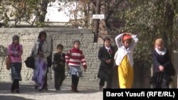 Соли 2010. Духтарони чоркӯҳӣ ба мактаб мераванд