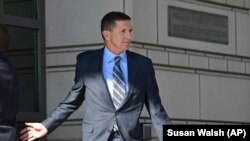Майкл Флінн залишає будову Федерального суду у Вашингтоні після визнання себе винним, 1 грудня 2017 року