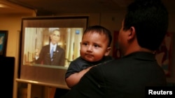 Обаманын кайрылуусун көрүп жаткан Кристиан Рамирез