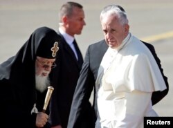 Патриарх всея Грузии и папа Франциск в тбилисском аэропорту