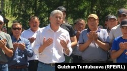 Алмазбек Атамбаев Кой-Таштагы тарапкерлеринин жанында. 26-июнь, 2019-жыл.