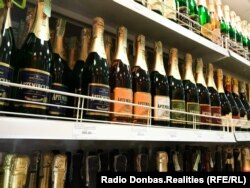 Полиці однієї з луганських крамниць