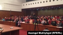 Нұр-Сұлтан қаласының әкімі Бақыт Сұлтановқа шағымданып келген көп балалы аналар. Нұр-Сұлтан, 16 мамыр 2019 жыл.