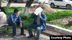 Люди, которые, как предполагается, раздавали деньги.