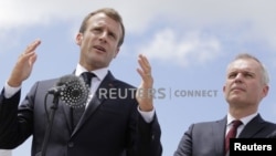 Де Рюжи - президент Макрондун «Алга, Республика» партиясынын мүчөсү.