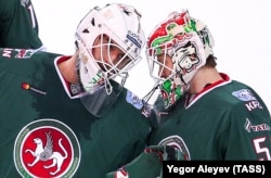 "Ак Барс" капкачылары Эмиль Гарипов (с) һәм Владислав Подъяпольский