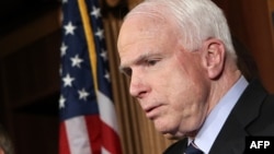 سناتور مک‌کین از هواداران سرسخت دخالت مستقیم آمریکا به شکل نظامی در خاک سوریه است