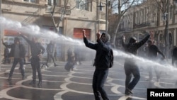 Для разгона протестующих азербайджанская полиция применила водометы. Баку, 10 марта 2013 года.