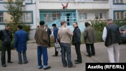 Гамил Камалетдиновка теләктәшлек белдерергә килүчеләр мәхкәмәдән соң киңәшләшеп алды