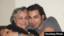 امیر ارشد تاجمیر در کنار مادرش شهین مهین‌فر، گوینده با سابقه رادیوی ایران