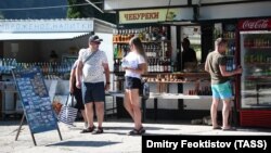 Туристы в Абхазии