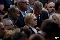 Хиллари Клинтон (ортада) 11 қыркүйек оқиғасын еске алу жиынында тұр. Нью-Йорк, 11 қыркүйек 2016 жыл.