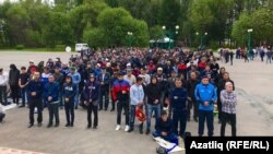 Лалә-Тюльпан мәчете ихатасындагы халык