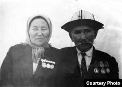 Жусуп ата Сүйүн апа менен.