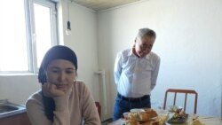 Tursynaý Ziýaudun hem adamsy Kalmyrza Halykuly öz öýlerinde. Almaty oblasty, 2020-nji ýylyň 20-nji fewraly.