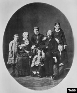 Володя Ульянов ата-энеси жана бир туугандары менен. 01.01.1879. 