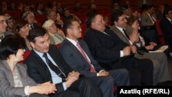 Сулдан уңга: TURKSOYның Татарстандагы вәкиле Лилия Саттарова, Русиянең Истанбулдагы баш консул киңәшчесе Александр Хапилов, Татарстанның Төркиядәге вәкиле Радик Гыйматдинов, Татарстанның мәдәният министры Айрат Сибагатуллин