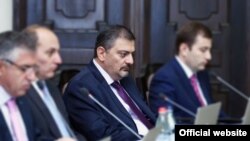 Армения – Министр финансов Ваче Габриелян (в центре) представляет ситуацию в сфере госзакупок, Ереван, 20 сентября 2012 г.