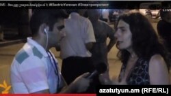 Арсине Ханджян дает интервью корреспонденту Радио Азатутюн во время акции протеста на проспекте Баграмяна в Ереване, 29 июня 2015 г.