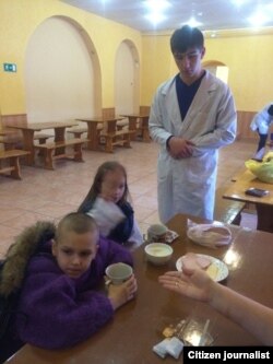 7 yoshli Dasha Tanginova va uning 6 yashar ukasi Misha