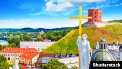 Центр Вильнюса. На заднем плане справа - башня Гедиминаса, один из главных исторических символов Литвы