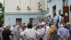 Rusiye kontrolindeki Qırım ükümetiniñ binası ögünde semetdeşlerniñ taqip etilüvine qarşı çıqqan qırımtatarlarnıñ mitingi. Aqmescit, 2020 senesi iyülniñ 8-i