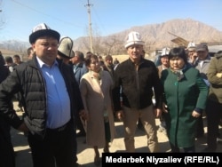 Баткенге барган депутаттар эл менен жолукту.