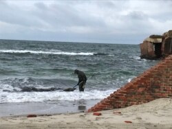 Ловец янтаря на Балтийской косе