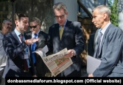 Олексій Мацука, ведучий програми «Донбас. Реалії» (ліворуч) та посол США в Україні Джеффрі Пайєтт (посередині) під час #DonbasMediaForum