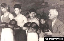 "Қошғар" маҳалласи йигитлари Пионерлар Уйида машқ пайтида, 1957 й.