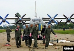 Офіцери ВПС несуть тіло загиблого