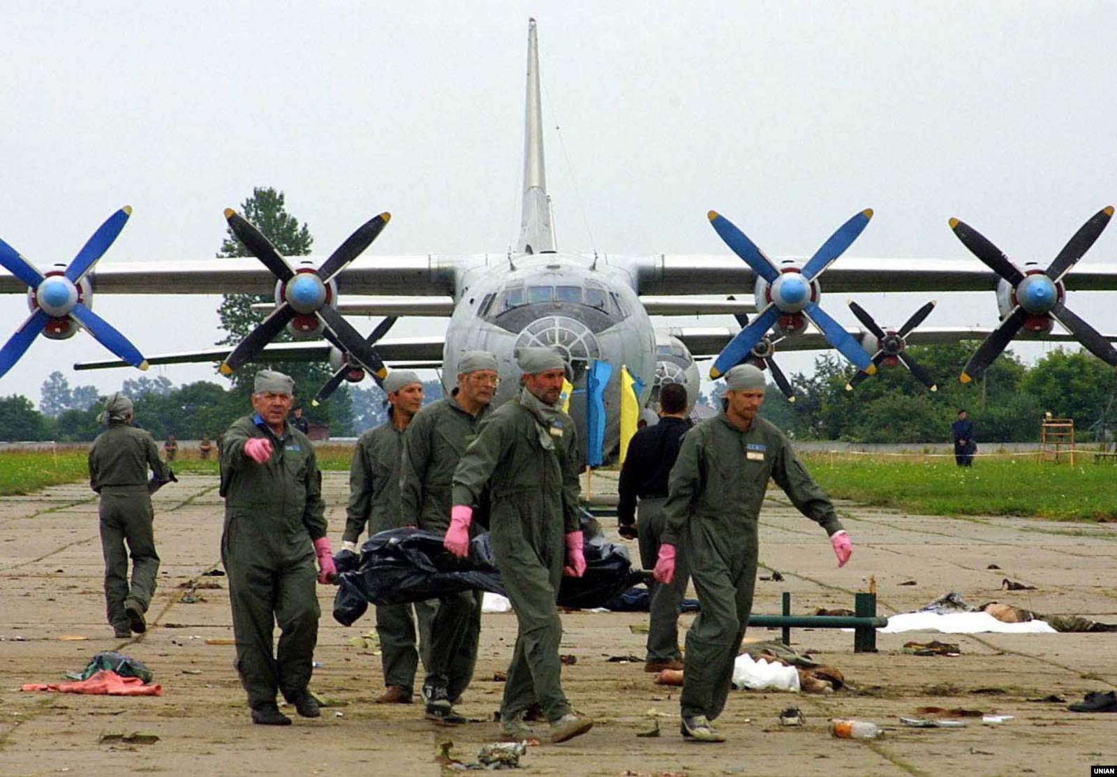 Офицеры ВВС несут тело погибшего