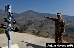 Пакистанский офицер возле пограничного блокпоста в контролируемой Пакистаном части Кашмира. 28 апреля 2025 года