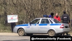 Kimligi belli olmağan faal Aqmescitte bir kişilik narazılıq aktsiyasını keçire