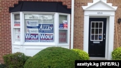 Выборы президента США совмещаются с другими различными выборами - как видно по фасаду одного из предвыборных штатбов, идет агитация и за кандидатов в Сенат и Конгресс США.