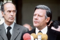 هلموت اشمیت در کنار والری ژیسکار دستن در اول ژوئن ۱۹۷۴