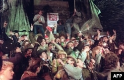 Массовая демонстрация в центре Праги в дни "бархатной революции"