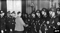 هیملر (نفر اول سمت چپ هیتلر) نفر دوم حکومت آلمان نازی بود