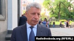 Напередодні народний депутат Юрій Бойко розмістив у TikTok відео, в якому звинуватив неназваних «радикалів» у тому, що вони забороняють людям в Україні говорити рідною мовою, ходити у церкву, в яку ті хочуть, зносять пам’ятники і перейменовують міста