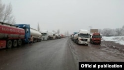 Бишкек-Ош жолундагы жүк ташуучу унаалар. Иллюстрациялык сүрөт.