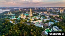 Києво-Печерська лавра – православний монастирський комплекс у Києві. Визначна пам’ятка історії та архітектури. Заснований у період України-Русі в 1051 році як печерний монастир за межами Києва. 1994 року разом із Софійським собором внесений до переліку Світової спадщини ЮНЕСКО