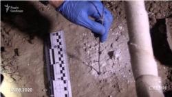 Слідчий вимірює отвір, який веде з горища до квартири журналіста