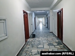 Aşgabatda bir hassahana koridory. Arhiw suraty. Aprel, 2018.