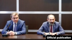 Armenia - Prime Minister Nikol Pashinian (R) introduces the newly appointed chief of the State Revenue Committee Davit Ananian (L) to the Committee's staff, Yerevan,18May,2018