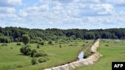 Эстония планирует построить 40 километров противотанковых рвов на юго-восточной границе к 2027 году, усиливая оборону Балтийского региона. Фото иллюстративное